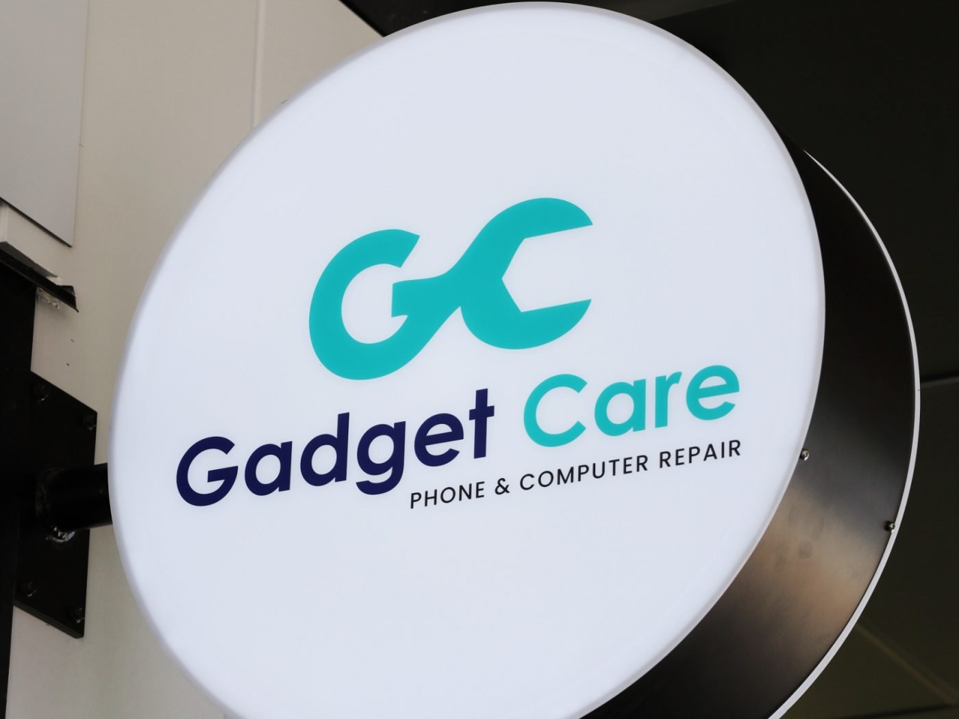 The Gadget Care sign outside the shop at 117 The Parade, Island Bay, Wellington